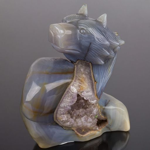 Волк резной из камня Агат серый с жеодой