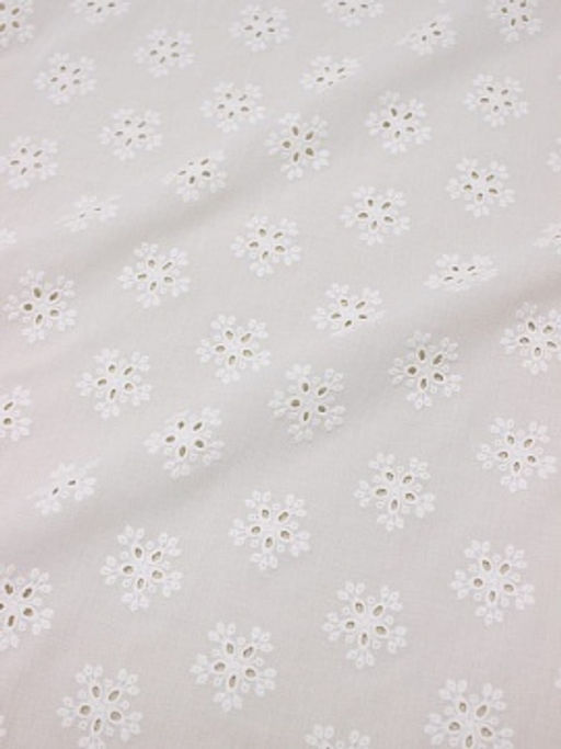 Шитье Снежка цв.молочно-белый, общ.ш.1.5м, ш.вышитой части 1.4м, батист, хлопок-100%, 120гр/м.кв