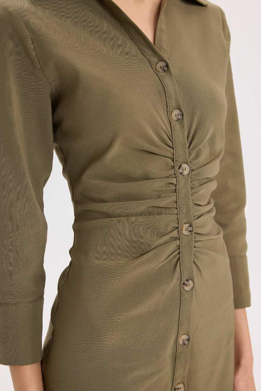 Базовое бенгальское платье с воротником рубашки и присборенной талией на пуговицах до половины рукава - Defacto фото 4