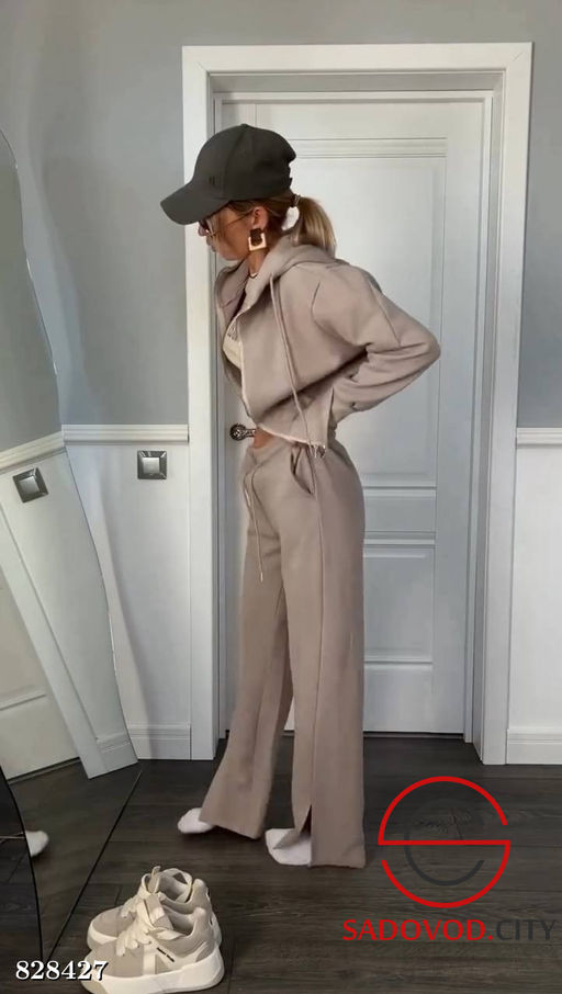 Спортивный женский костюм