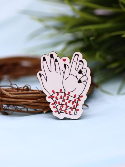 Значок ECO из дерева LOL LAB "Сердце в руках"