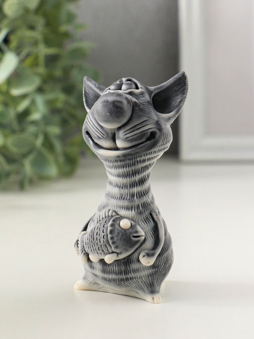 Сувенир "Кот худой с рыбой" 9,5 см