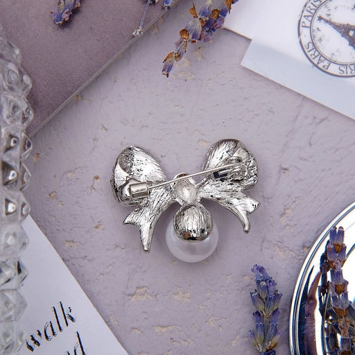 Брошь Жемчужинка классический бантик, цвет белый в серебре - Queen fair фото 2