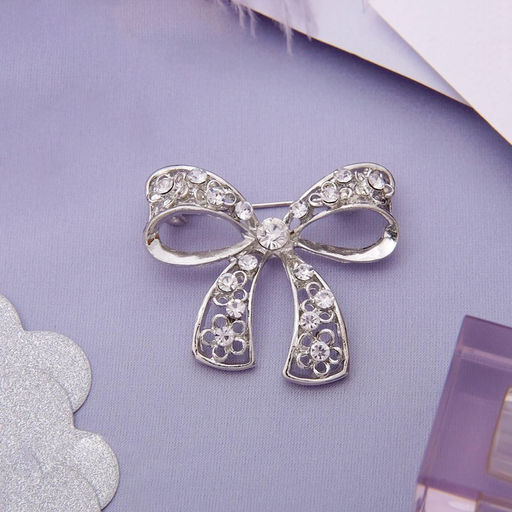 Брошь Бант, цвет белый в серебре