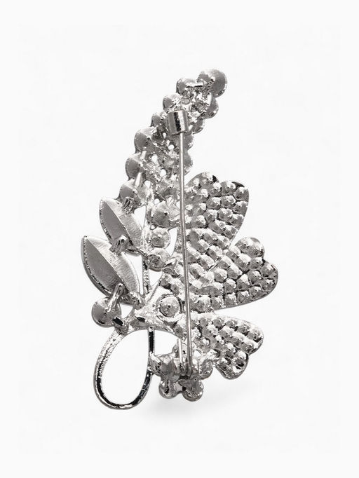 Брошь Цветочная сирень, цвет белый в серебре