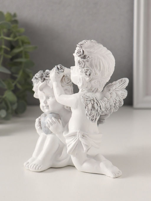 Фигурка полистоун Ангелочки вплетают венок в волосы, с сердцем, бело-серый, 11?8?12.5 см