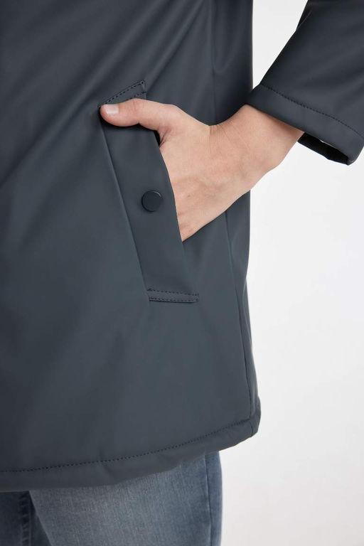 Водоотталкивающий плащ с плюшевой подкладкой и капюшоном для мальчиков - Defacto фото 5