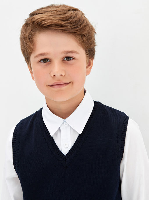 Темно-синий вязаный жилет для мальчика