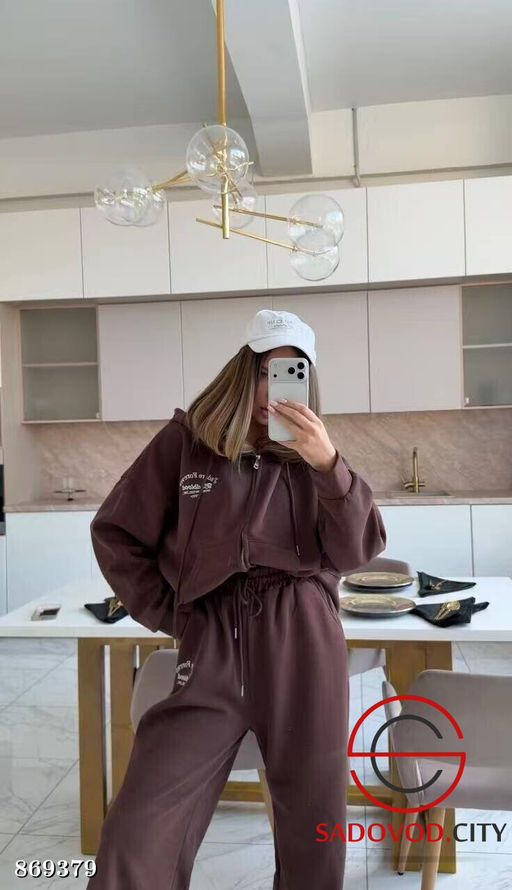 Спортивный женский костюм