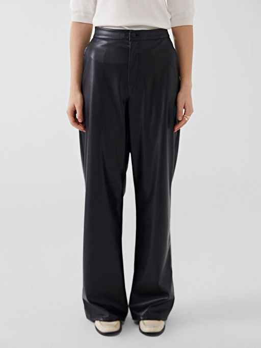 Standart Fit Deri G?r?n?ml? Kad?n Pantolon