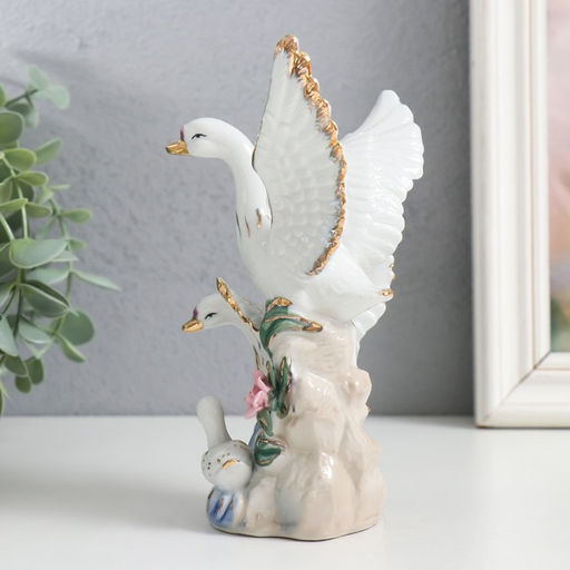 Фигурка керамика «Семейство лебедей, с цветком», 17 см