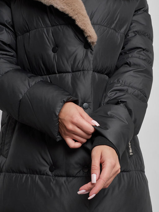 Пальто утепленное с капюшоном и мехом зимнее женское черного цвета 133203Ch - Visdeer фото 10