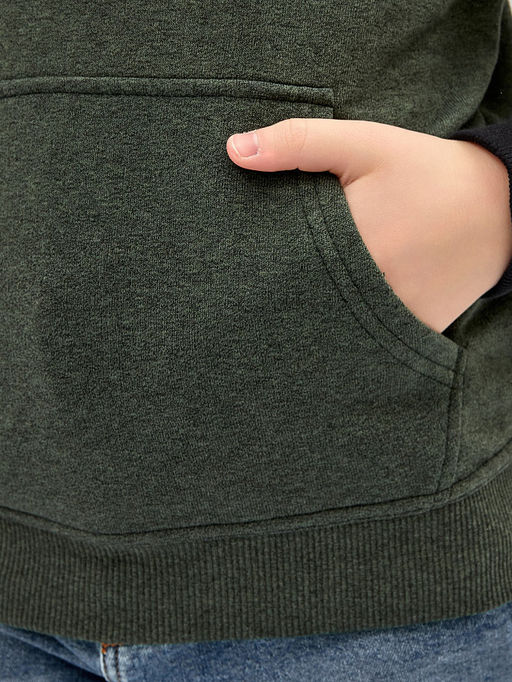 Худи для мальчиков темно-зеленое с принтом на спине, черные рукава и капюшон - Mark formelle фото 5