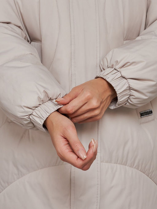 Пальто утепленное молодежное зимнее женское бежевого цвета 52323B - Holdluck фото 12