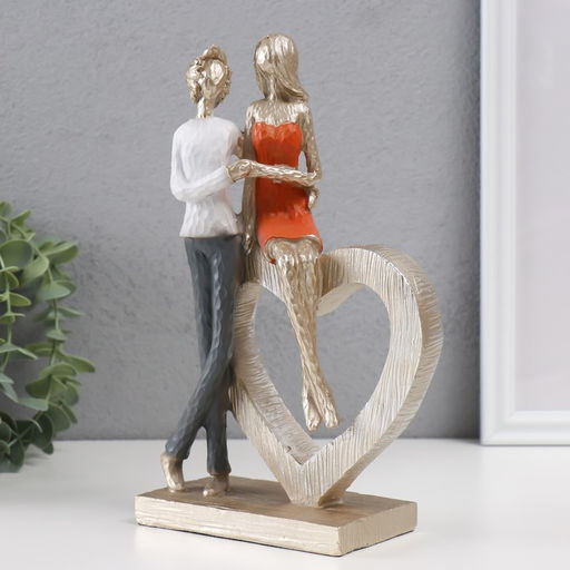 Фигурка полистоун «Влюблённая пара с большим сердцем», 15×7×23.5 см