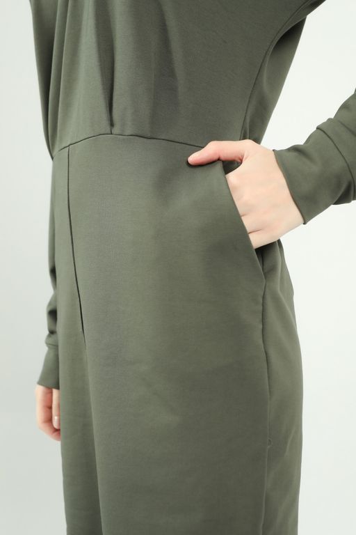 Стильное платье модного силуэта из мягкого шелковистого футера 302L3-22 хаки - Solo mio фото 5