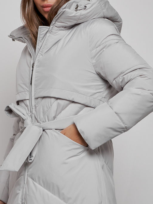 Пальто утепленное молодежное зимнее женское светло-серого цвета 52356SS - Holdluck фото 11