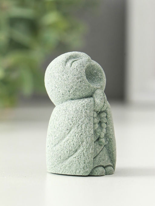 Сувенир песчаник "Буддийский монах с чётками - священные писания" 3х3х5,5 см