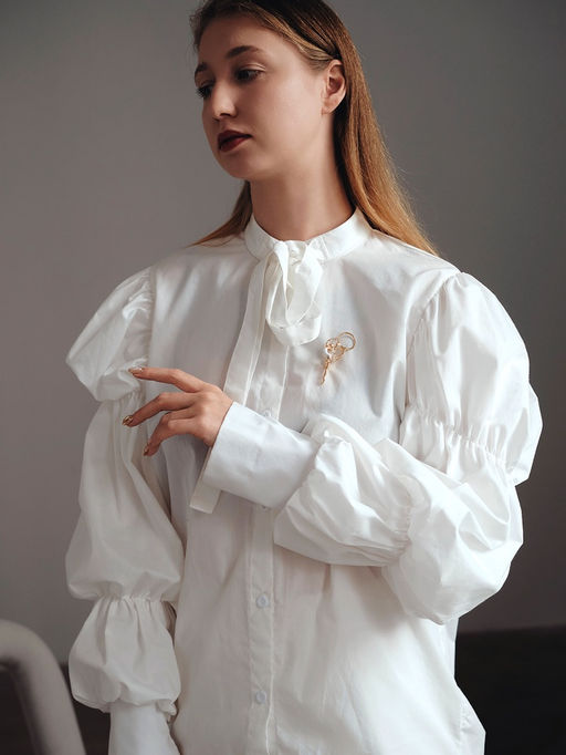 Цена за 2 шт. Брошь Гимнастка с хулахупом, цвет белый в золоте