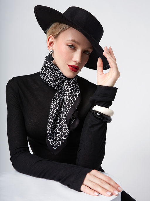 Большой, мягкий, тонкий и очень нежный платок с рисунком