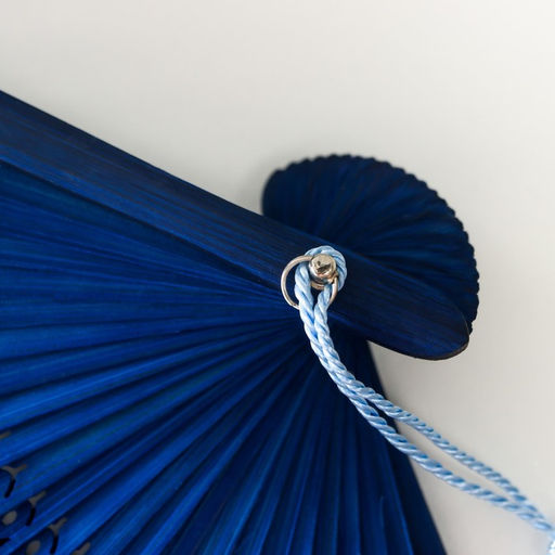 Веер складной h=21 см Цветы и бабочки, синий, с кисточкой