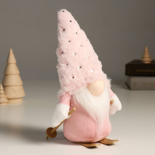 Кукла интерьерная текстильная Гном в розовом с лыжными палками на лыжах, 24 см