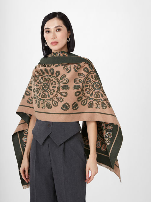 В составе ШЕРСТЬ и КАШЕМИР Большой, мягкий, теплый однотонный двусторонний палантин.