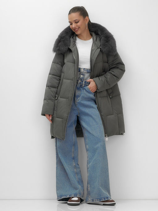 Пальто зимнее утепленное с мехом и капюшоном тренд темно-зеленого цвета 7630TZ - Visdeer фото 13