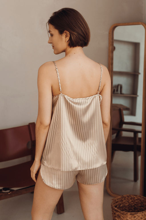 Кремовый комплект из атласа в полоску майка и шорты
