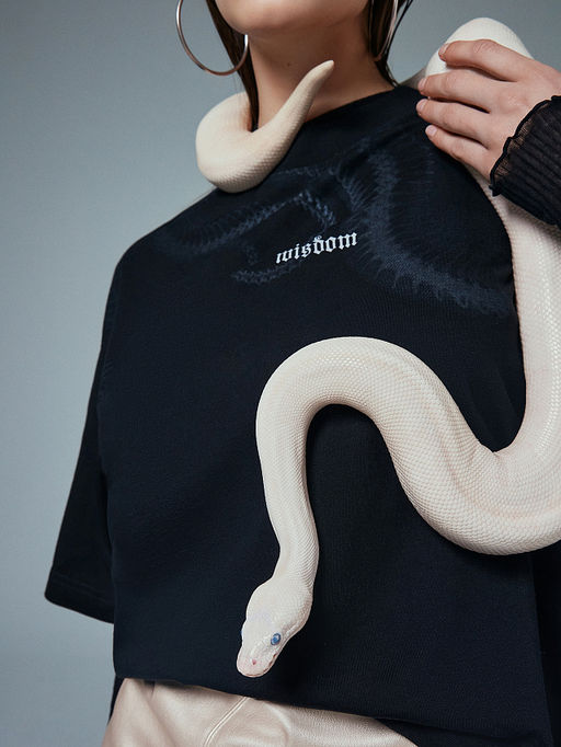 Футболка женская черная с печатью - Mark formelle фото 2