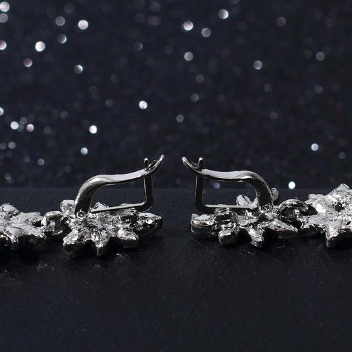 Серьги висячие со стразами Вечерние лепестки, синие в серебре, 8 см