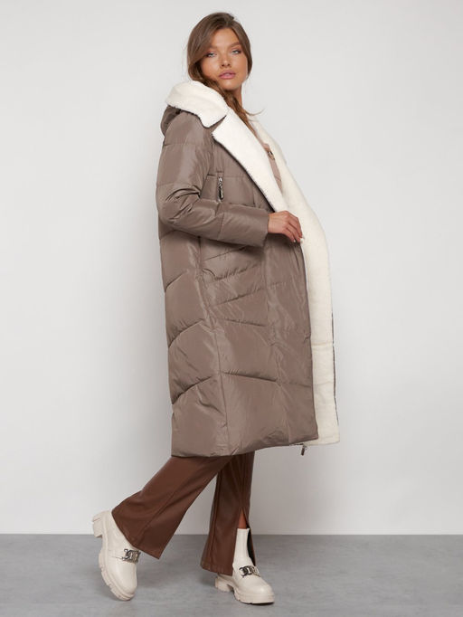 Пальто утепленное с капюшоном зимнее женское коричневого цвета 132255K - Visdeer фото 22