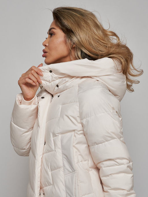 Пальто утепленное молодежное зимнее женское бежевого цвета 52355B - Holdluck фото 20