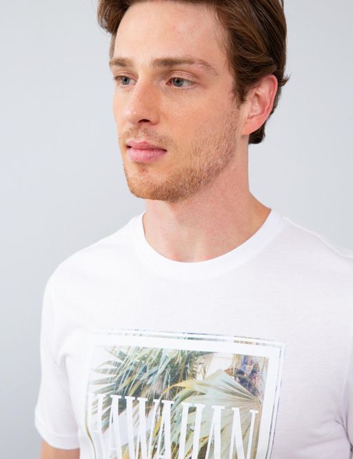 Белая тонкая футболка с круглым вырезом