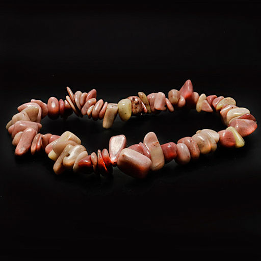 Браслет из камня Родонит дарует помощь Рода и мощную защиту