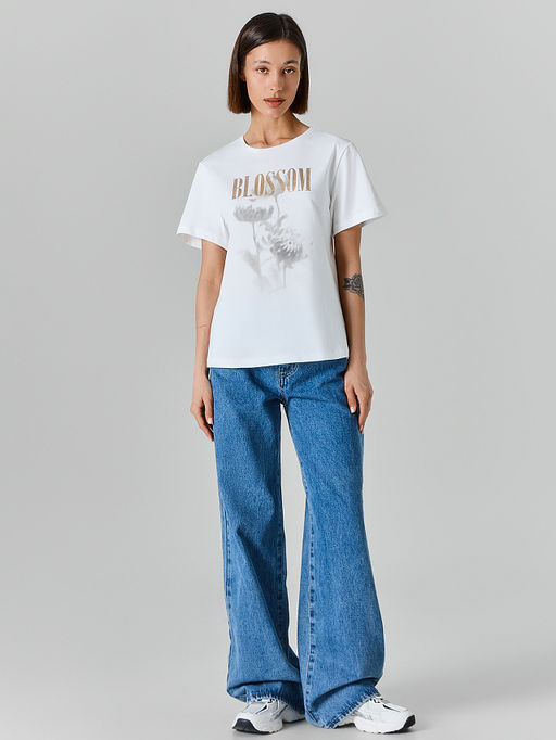 Футболка женская белая с принтом и надписью прямого кроя - Mark formelle фото 3