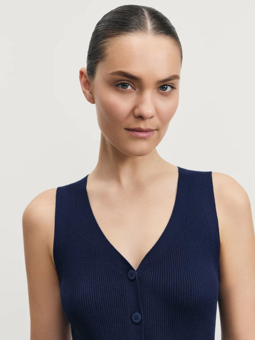 Укороченный жилет из вискозы с V-образным вырезом / Zarina  фото 6