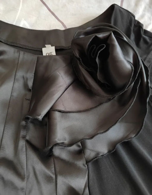 4379 блуза отделка атласом с эффектной розой на плече