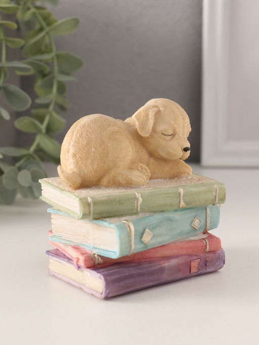Фигурка полистоун «Щенок спит на книгах», 9×7×8.5 см