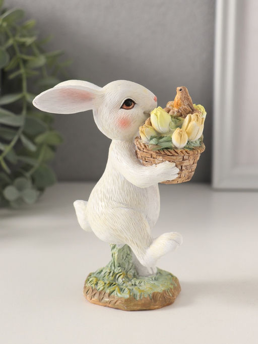 Фигурка полистоун «Кролик с птичкой в корзинке с тюльпанами», 9×5.5×12 см