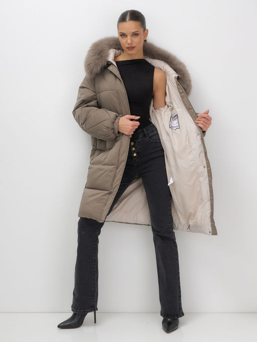 Пальто зимнее утепленное с мехом и капюшоном тренд коричневого цвета 7629K - Visdeer фото 15