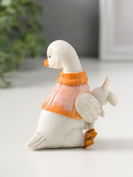 Сувенир полистоун "Белый утёнок в жилетке, с игрушкой-зайчиком" 9 см
