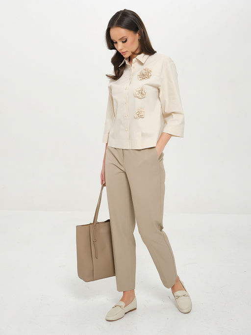 Блузка с декоративными цветами