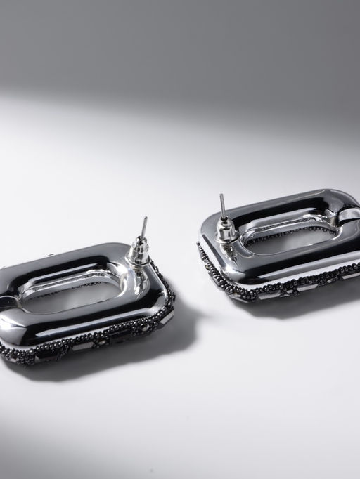 Серьги со стразами QF Блеск мягкий прямоугольник, серые в серебре