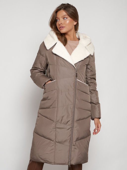 Пальто утепленное с капюшоном зимнее женское коричневого цвета 132255K - Visdeer фото 10