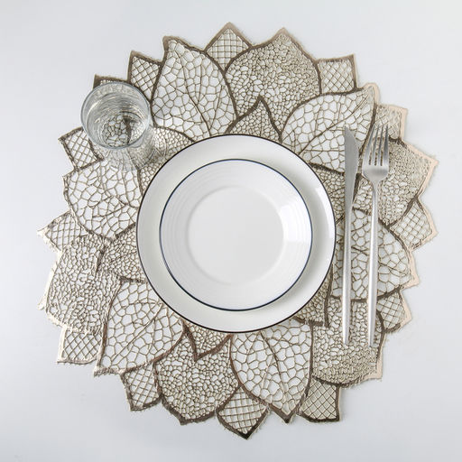 Цена за 12 шт. Салфетка сервировочная на стол Доляна Цветок, d=43 см, цвет золотой  фото 3