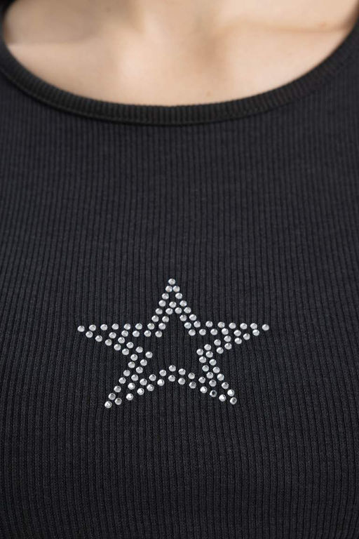 Крутая приталенная футболка в рубчик с короткими рукавами и вышивкой - Defacto фото 4