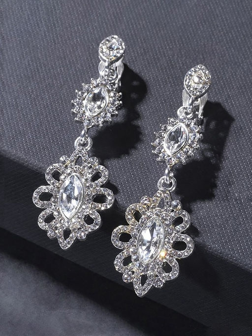 Клипсы для ушей висячие со стразами QF Ажур в стразах, эллипс, цвет белый в серебре