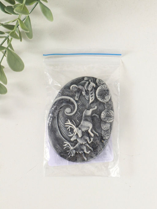 Магнит "Погонщик оленей на фоне северного сияния (барельеф)" 6 см