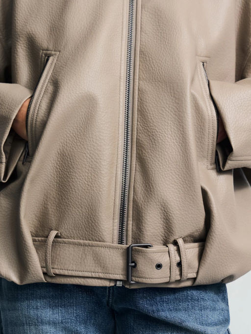 Куртка-бомбер из искусственной кожи с ремнем / Zarina  фото 9